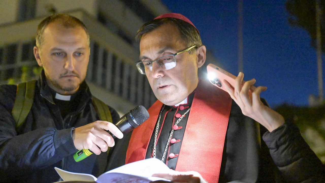 Monsignor Gambelli durante la Via Crucis conclusa a Sollicciano. Oggi in carcere il rito della lavanda dei piedi