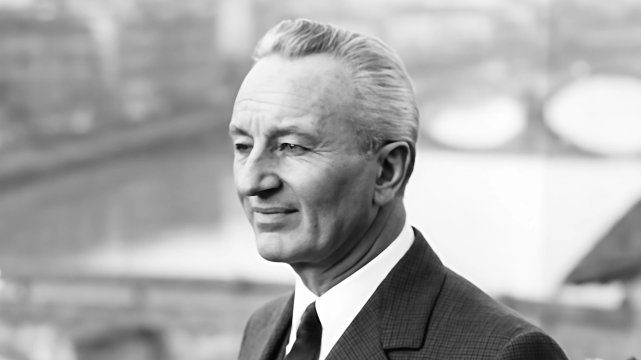 Giovan Battista Giorgini, l'uomo che nel 1951 ha inventato l'alta moda italiana, viene ricordato a Firenze per il suo contributo all'artigianato e alla rinascita post-Liberazione. Giovan Battista Giorgini, l'uomo che nel 1951 ha inventato l'alta moda italiana, viene ricordato a Firenze per il suo contributo all'artigianato e alla rinascita post-Liberazione.