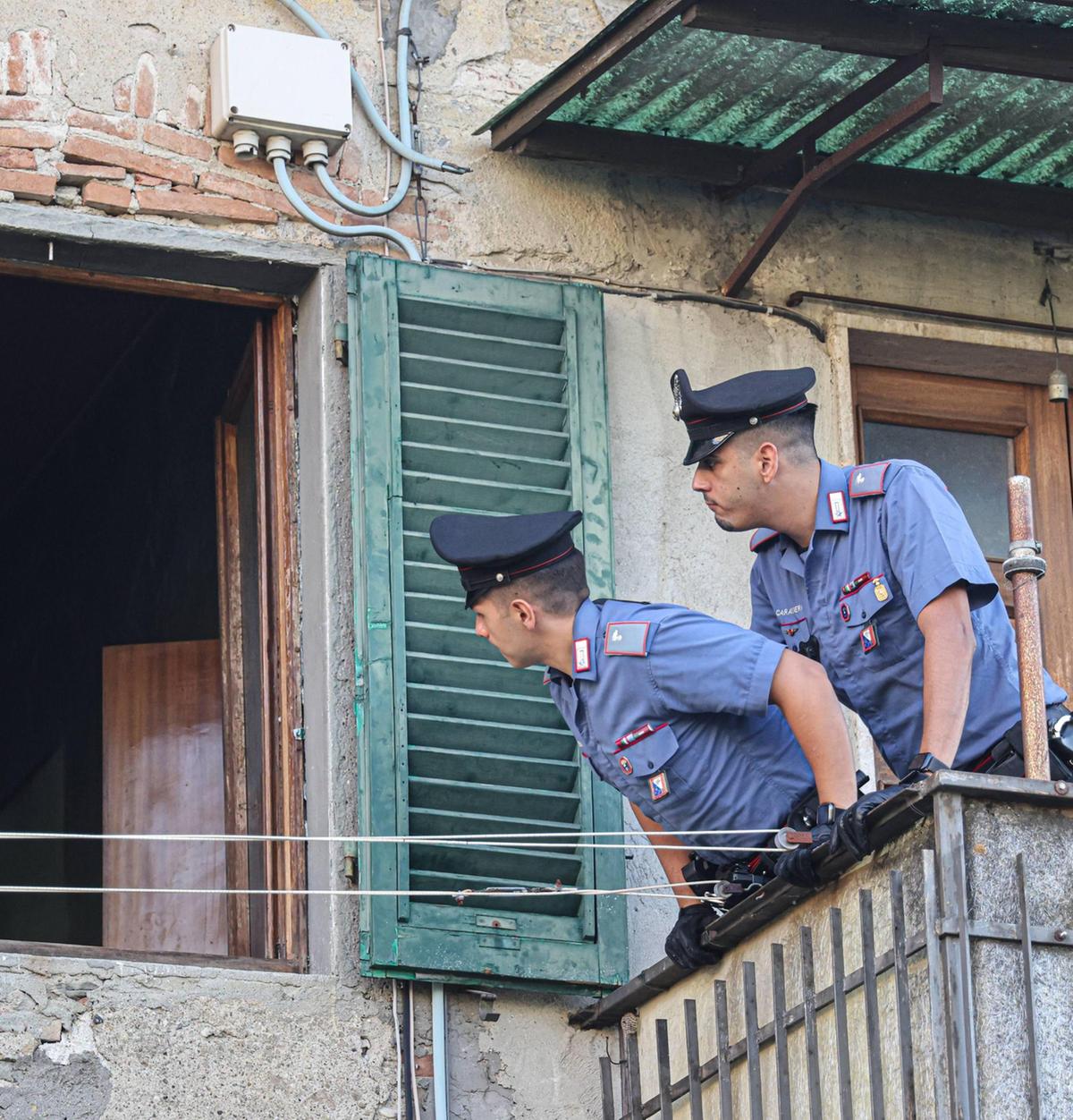 Blitz nel casolare abbandonato. Sgomberati gli occupanti abusivi