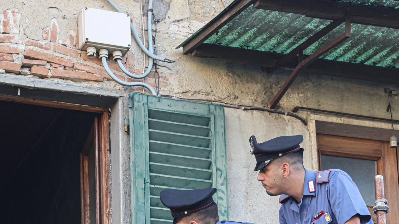 Il blitz dei carabinieri all’interno di un casolare abbandonato di Campi Bisenzio, utilizzato da tempo da alcuni occupanti abusivi (FotocronacheGermogli)