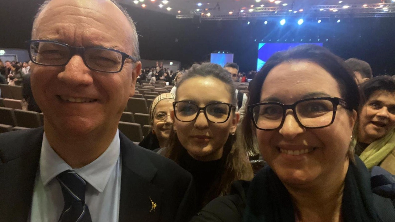 Il selfie della delegazione del liceo Montale con il ministro dell’Istruzione Giuseppe Valditara Il selfie della delegazione del liceo Montale con il ministro dell’Istruzione Giuseppe Valditara
