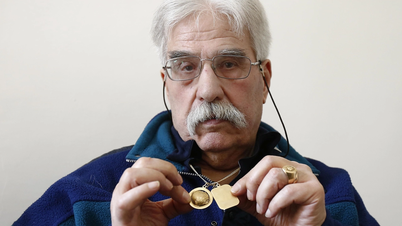 Giancarlo Cambi mostra le medaglie di cui andava fiero, che gli erano state donate (Foto Di Pietro)