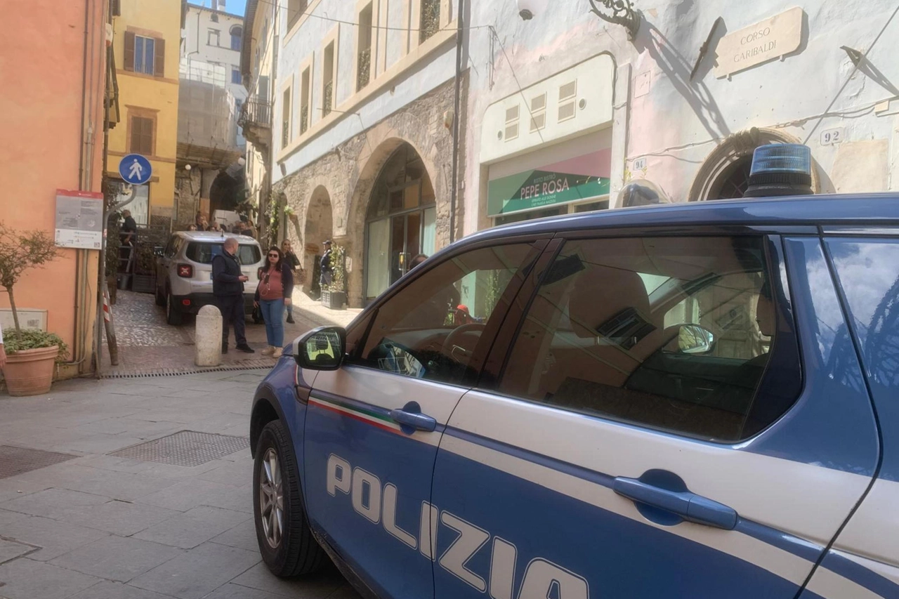 Donna trovata morta in casa Spoleto, ipotesi femminicidio