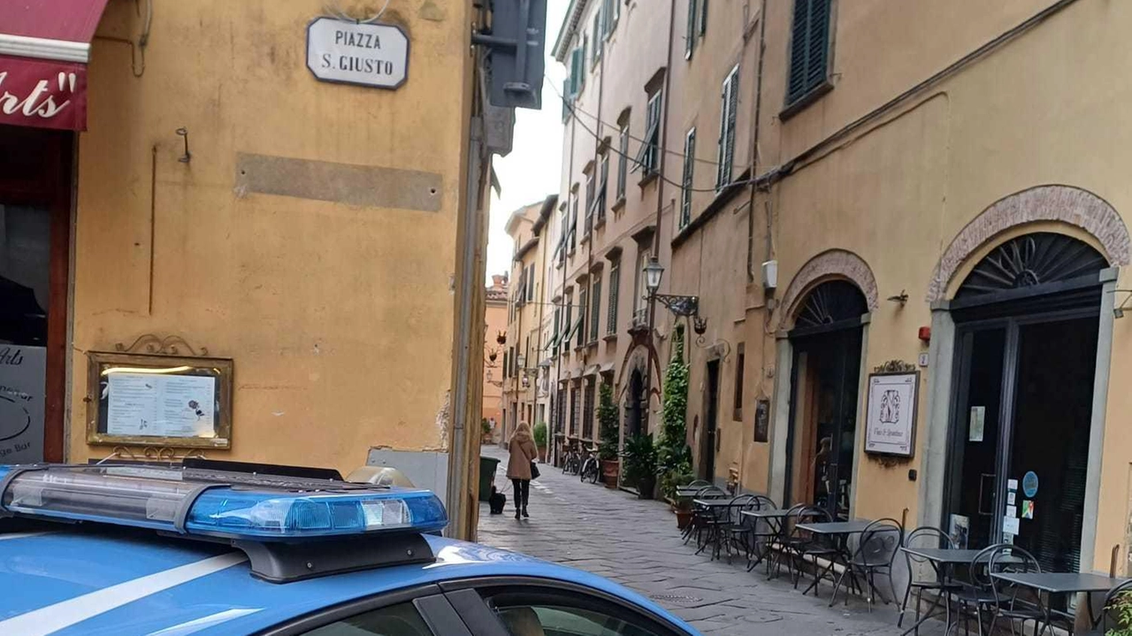 Una ’pantera’ della Squadra Volanti della Questura durante un controllo tra le strade del centro