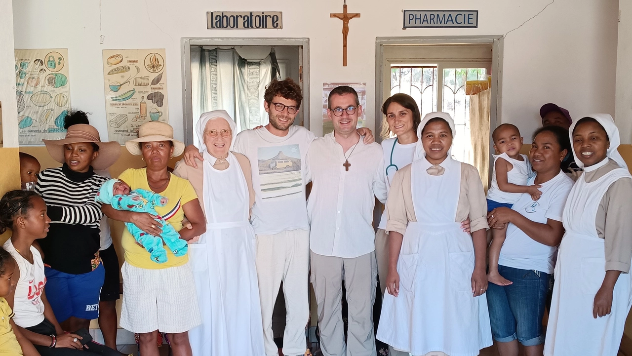 La visita di don Tommaso al centro sanitario La visita di don Tommaso al centro sanitario