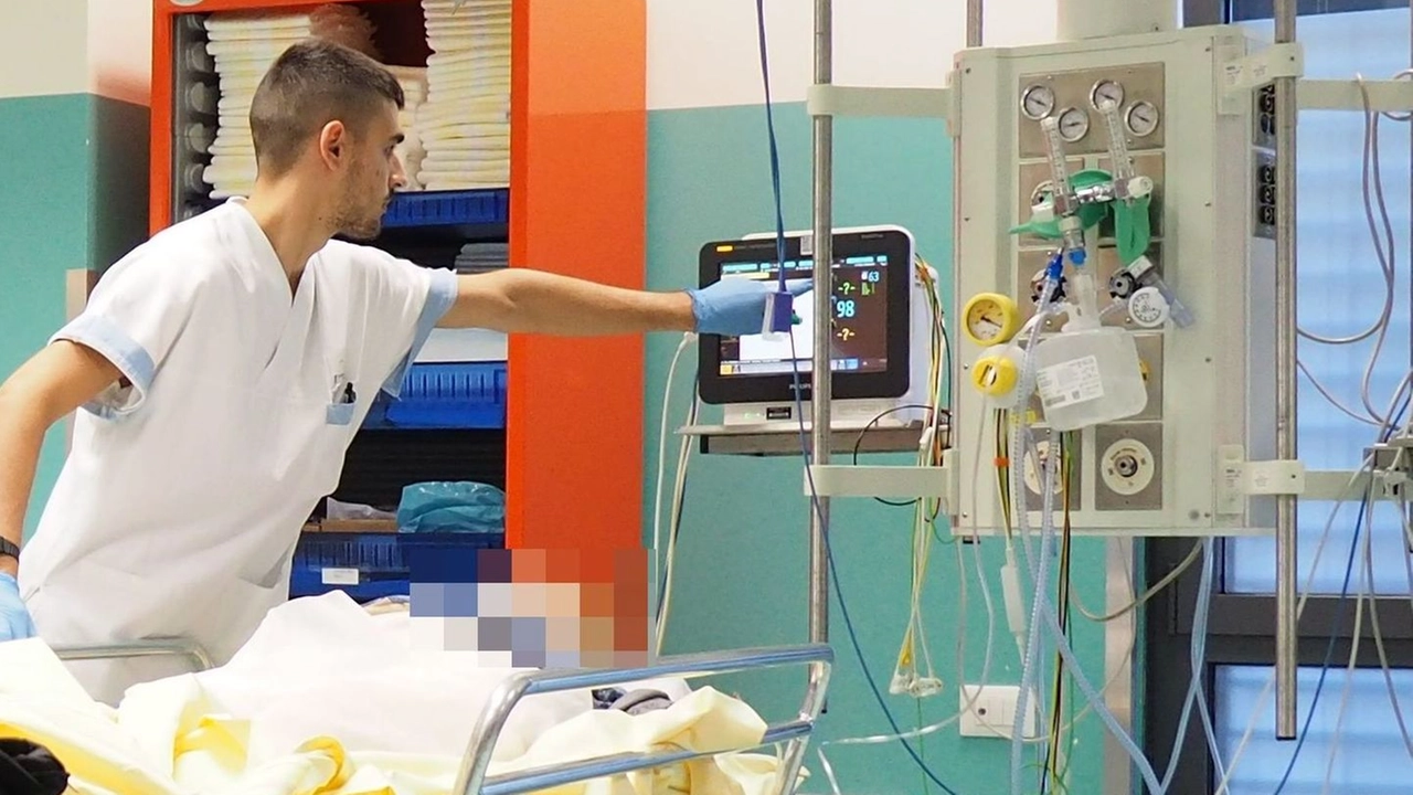 Un operatore sanitario al lavoro nel pronto soccorso dell’ospedale Santo Stefano di Prato (foto d’archivio Attalmi) Un operatore sanitario al lavoro nel pronto soccorso dell’ospedale Santo Stefano di Prato (foto d’archivio Attalmi)