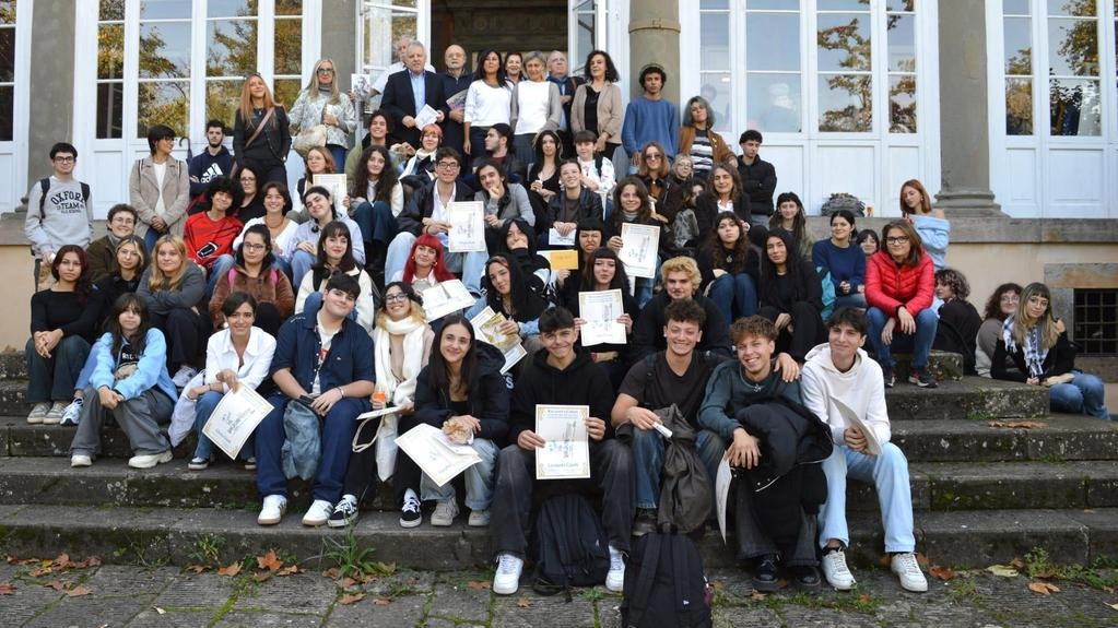 Assegnati premi contest "Racconti a ColorI 2024" a Lucca. Studenti liceo Passaglia ispirati a racconti vincitori. Giuria premia Daniele Massai, Giorgia Spagnesi, Elena Bargellini. Segnalati altri 7 studenti per buona realizzazione tecnica. Assegnati premi contest "Racconti a ColorI 2024" a Lucca. Studenti liceo Passaglia ispirati a racconti vincitori. Giuria premia Daniele Massai, Giorgia Spagnesi, Elena Bargellini. Segnalati altri 7 studenti per buona realizzazione tecnica.