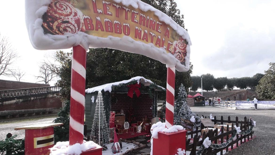 Ieri mattina il piccolo Villaggio di Natale vuoto, ormai alla fine delle feste, e qualche pattinatore sul ghiaccio nella pista in Fortezza Ieri mattina il piccolo Villaggio di Natale vuoto, ormai alla fine delle feste, e qualche pattinatore sul ghiaccio nella pista in Fortezza