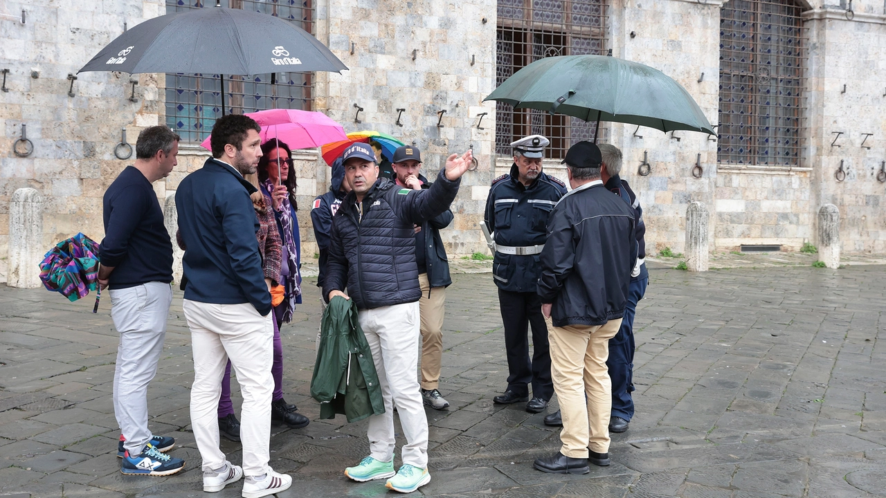 Un momento del sopralluogo ieri in piazza del Campo per la tappa del Giro d’Italia Un momento del sopralluogo ieri in piazza del Campo per la tappa del Giro d’Italia
