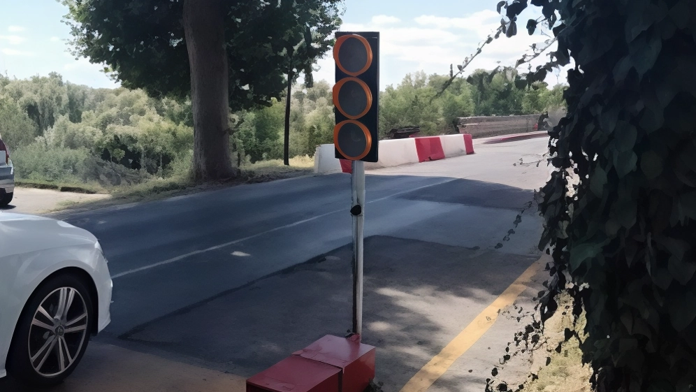 Il caso sollevato da Forza Italia che sostiene come i semafori a batteria andrebbero almeno sostituiti con semafori ad energia elettrica, vista la presenza della rete della pubblica illuminazione Il caso sollevato da Forza Italia che sostiene come i semafori a batteria andrebbero almeno sostituiti con semafori ad energia elettrica, vista la presenza della rete della pubblica illuminazione