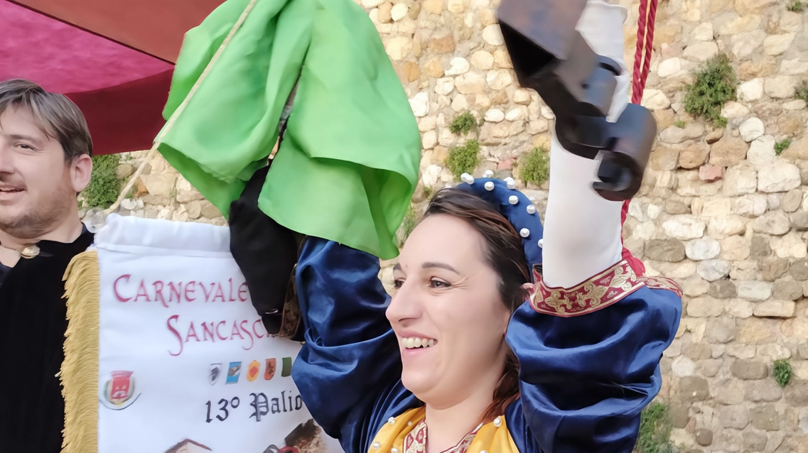La Contrada Giglio vince il Carnevale medievale sancascianese con la leggenda del 'Rifrullo del Diavolo'.