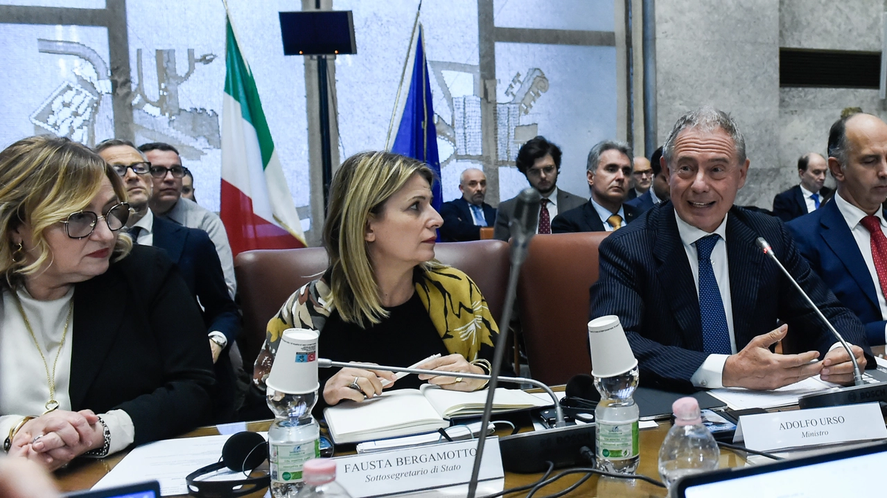 Il ministro delle Imprese e del made in Italy Adolfo Urso al tavolo delle trattative per Beko con il sottosegretario Fausta Bergamotto Il ministro delle Imprese e del made in Italy Adolfo Urso al tavolo delle trattative per Beko con il sottosegretario Fausta Bergamotto