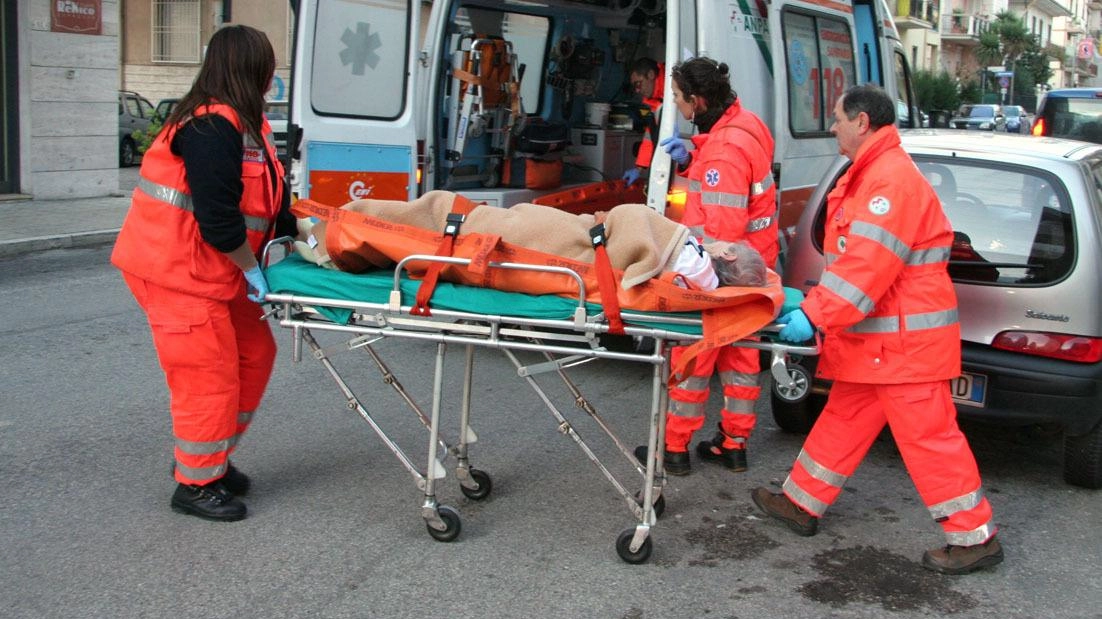 L’operaio è stato soccorso dai volontari della Pubblica Assistenza di Pescia