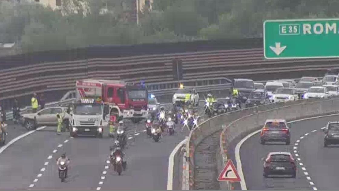 Incidente sulla A1, auto perde gpl. Autostrada del Sole chiusa e poi riaperta, due feriti