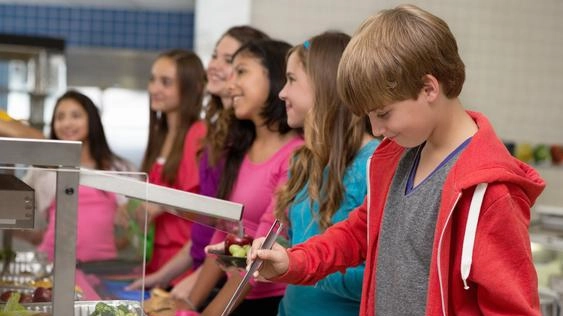 Le mense scolastiche, luoghi di educazione alimentare oltre che di nutrizione, possono diventare un esempio virtuoso di sostenibilità Le mense scolastiche, luoghi di educazione alimentare oltre che di nutrizione, possono diventare un esempio virtuoso di sostenibilità