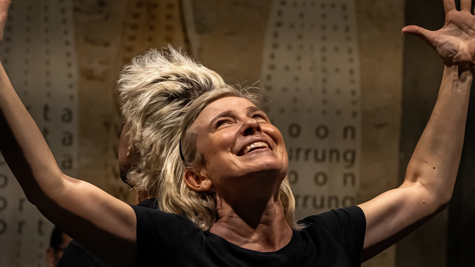 L’attrice Flavia Pezzo protagonsita della performance ’Quizas – un gioco sull’esistenza’ L’attrice Flavia Pezzo protagonsita della performance ’Quizas – un gioco sull’esistenza’