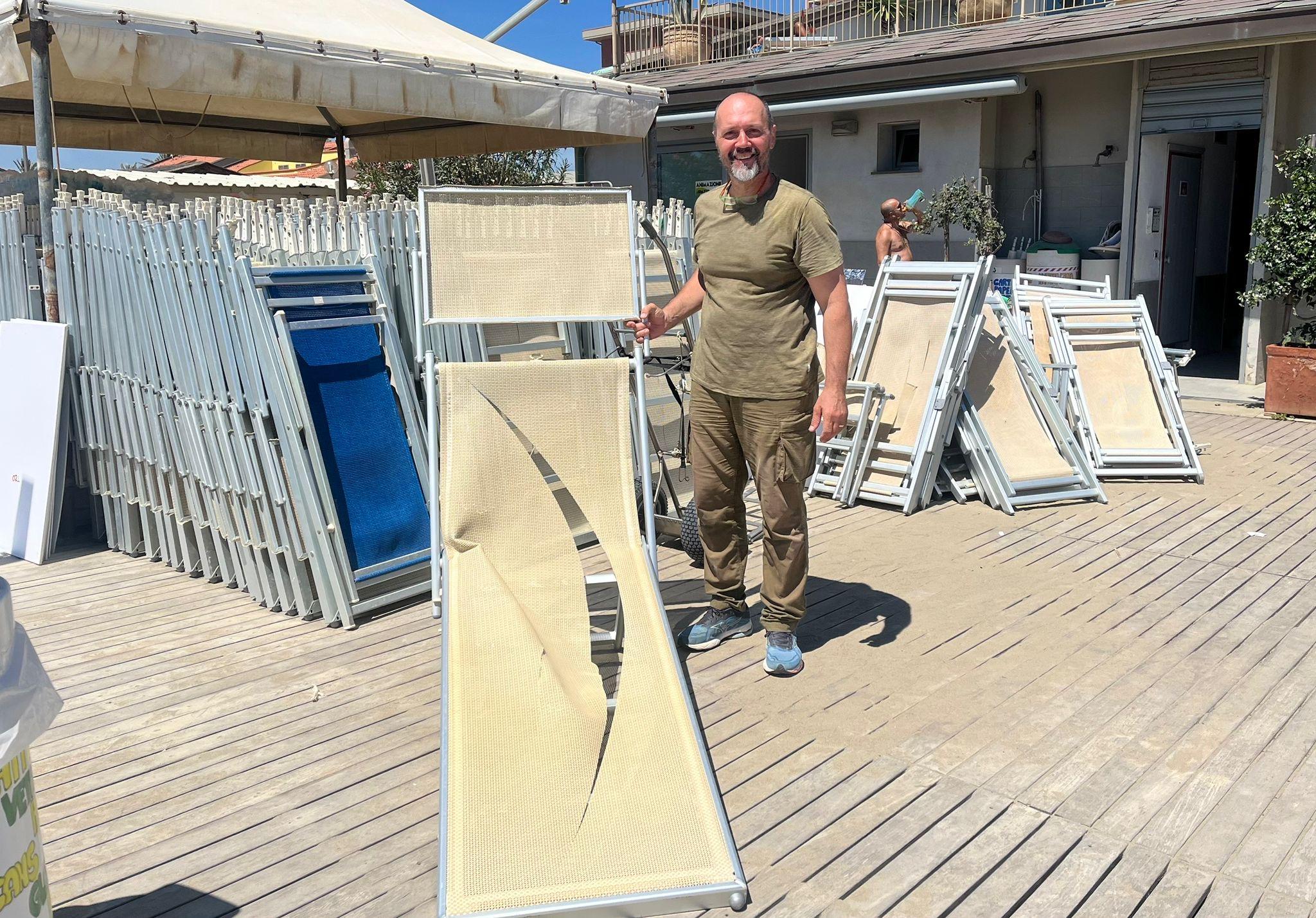 Atti vandalici in spiaggia. Tagliati lettini e sdraio: i colleghi gli prestano il materiale Atti vandalici in spiaggia. Tagliati lettini e sdraio: i colleghi gli prestano il materiale