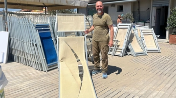 Atti vandalici in spiaggia. Tagliati lettini e sdraio: i colleghi gli prestano il materiale