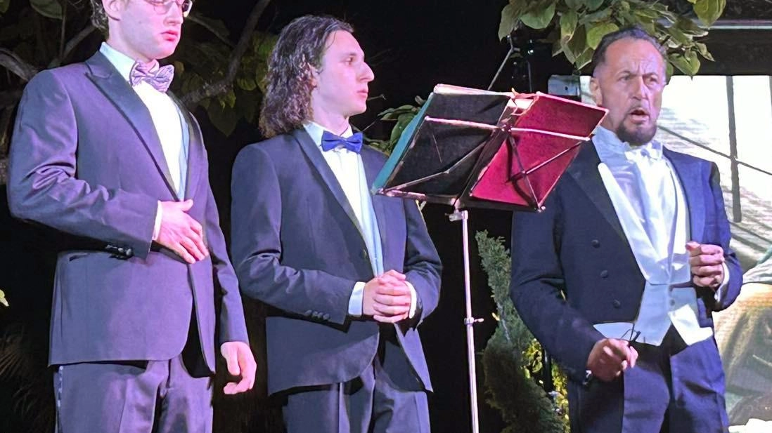 Omaggio a Luigi Roni al "Festival Serchio delle Muse" a Calomini con emozionante concerto lirico. Prossime tappe a Gallicano e Camporgiano con operetta e repliche. Omaggio a Luigi Roni al "Festival Serchio delle Muse" a Calomini con emozionante concerto lirico. Prossime tappe a Gallicano e Camporgiano con operetta e repliche.