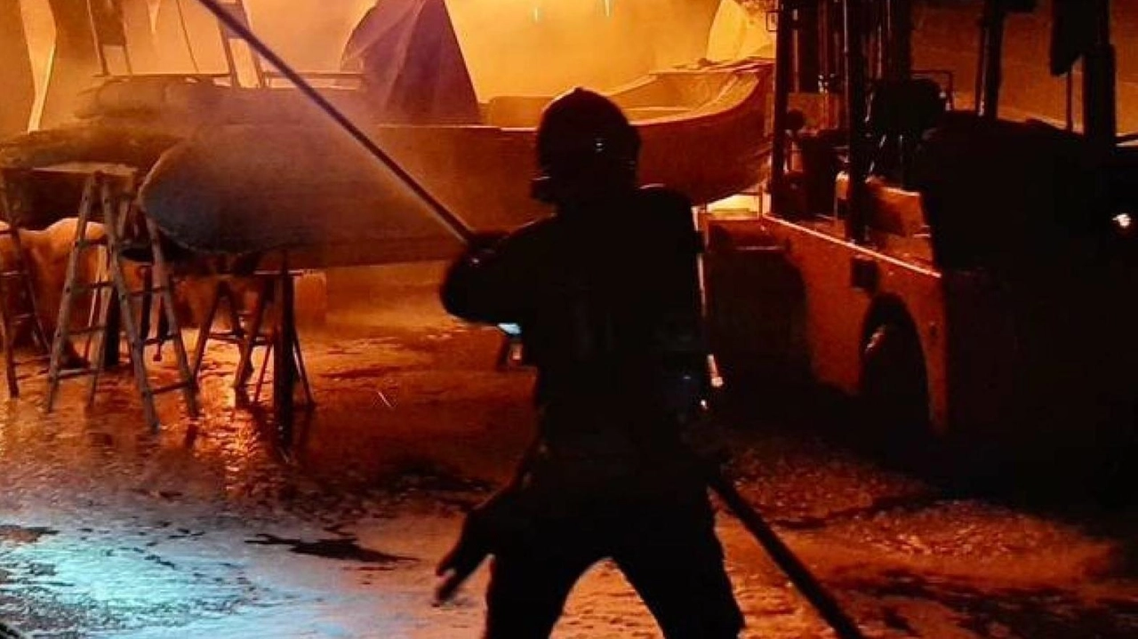 I. vigili del fuoco sono intervenuti per spegnere le fiamme I. vigili del fuoco sono intervenuti per spegnere le fiamme