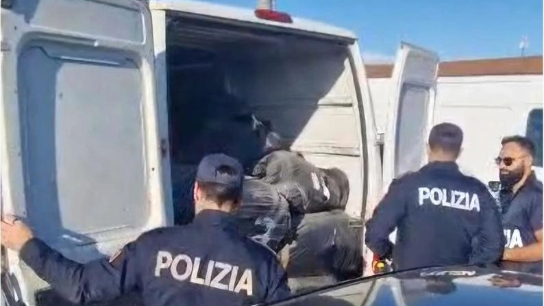 A gestire il traffico tra Pistoia e Firenze, un quarantenne africano, con precedenti. L’uomo avrebbe smaltito cinque tonnellate di rifiuti delle aziende pratesi. Vasta attività della Divisione Anticrimine: "Un duro colpo all’illegalità". . A gestire il traffico tra Pistoia e Firenze, un quarantenne africano, con precedenti. L’uomo avrebbe smaltito cinque tonnellate di rifiuti delle aziende pratesi. Vasta attività della Divisione Anticrimine: "Un duro colpo all’illegalità". .
