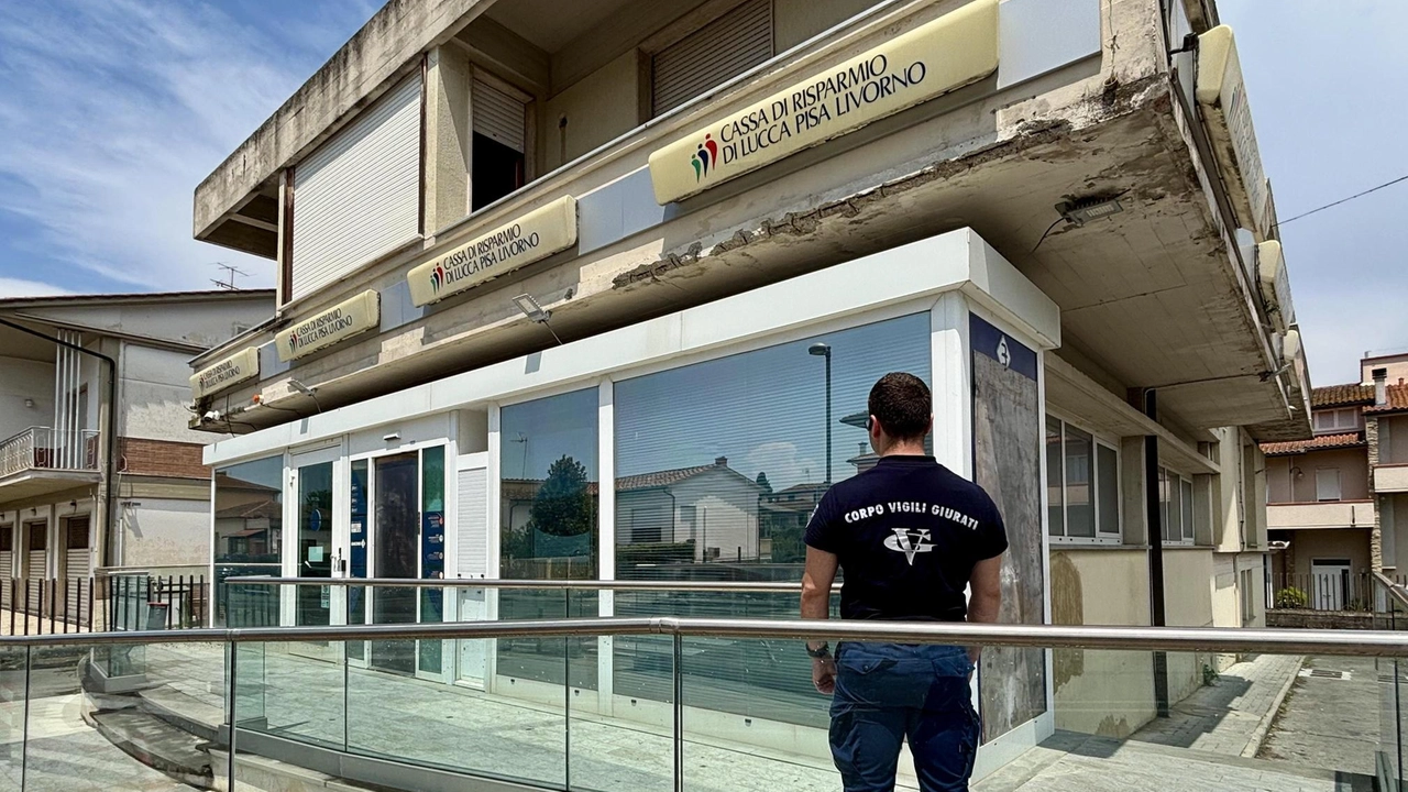 In mezz’ora fatti saltare i dispositivi a Perignano e a Cenaia. Indagini in corso da parte dei carabinieri