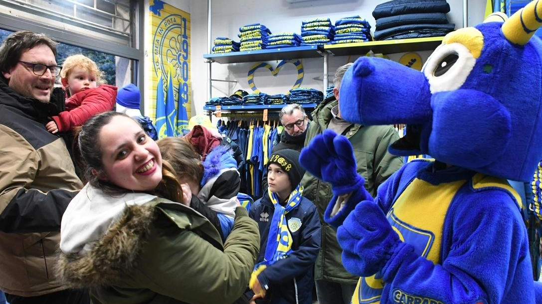Bimbi e famiglie allo store della Carrarese con la mascotte (Foto Letizia Delia)