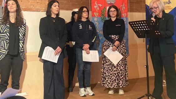 Un momento della cerimonia di sottoscrizione della Carta etica per lo sport femminile firmata dal Comune di Sinalunga e promossa dal Soroptimist