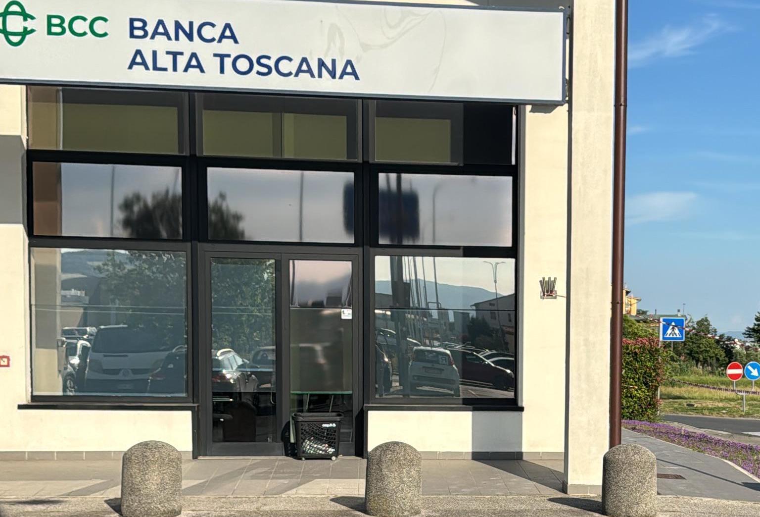 https://www.lanazione.it/image-service/view/acePublic/alias/contentid/ZmRkYjJhMzQtYTcyYS00/0/esplode-bancomat-di-notte-arrivano-i-carabinieri-ladri-in-fuga-senza-bottino.jpeg