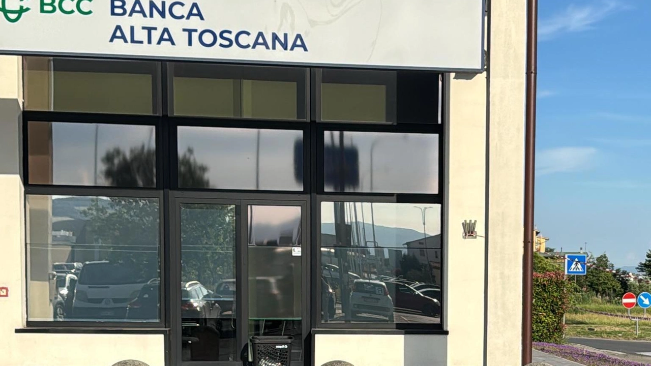 La filiale di via Livorno dove sono intervenuti i. carabinieri. di Montemurlo La filiale di via Livorno dove sono intervenuti i. carabinieri. di Montemurlo