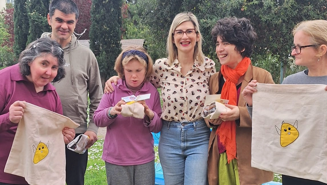 I sacchetti fatti a mano dai ragazzi della Fondazione ’Il Sole’. Al loro interno la colomba dell’azienda ’Norzia Snc’