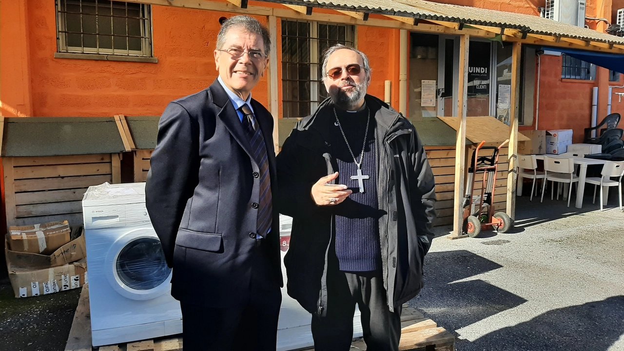 Claudio Tedeschi, amministratore delegato di Dismeco, durante la consegna delle lavatrici nella sede di Daccapo insieme all’arcivescovo di Lucca monsignor Paolo Giulietti Claudio Tedeschi, amministratore delegato di Dismeco, durante la consegna delle lavatrici nella sede di Daccapo insieme all’arcivescovo di Lucca monsignor Paolo Giulietti