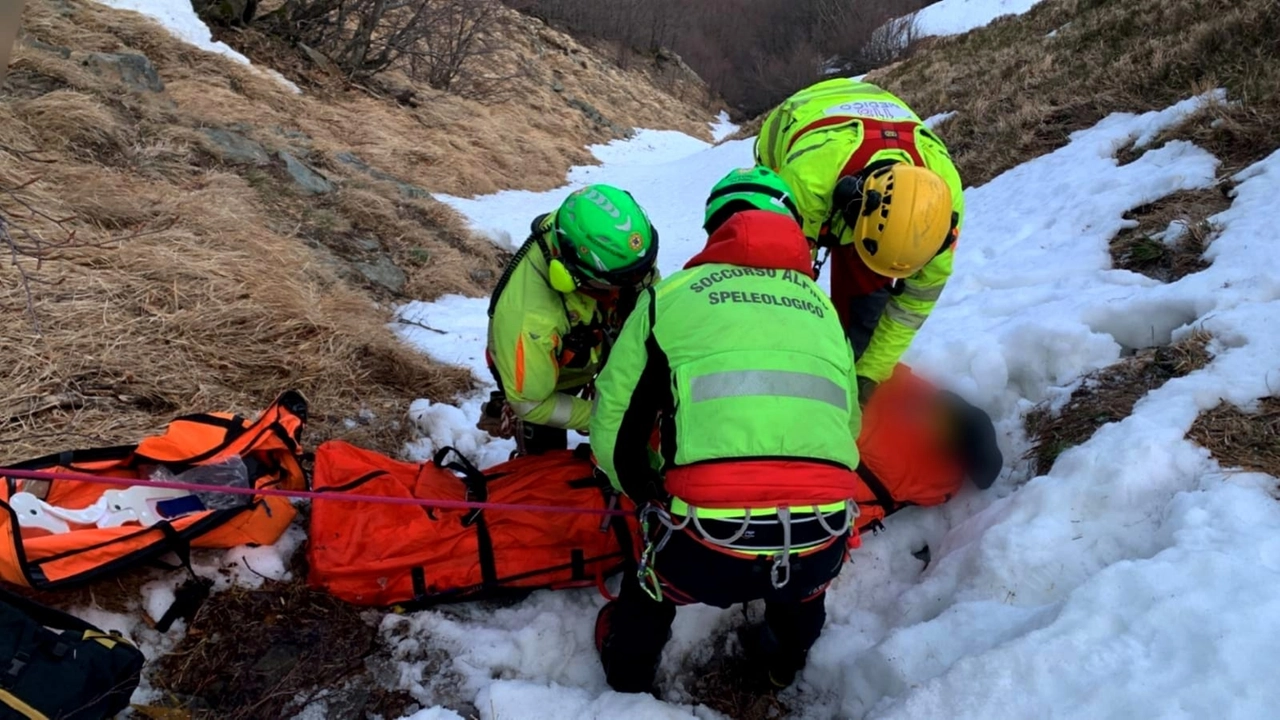 Il soccorso all'escursionista: l'uomo ha riportato diversi traumi cadendo nel canalone