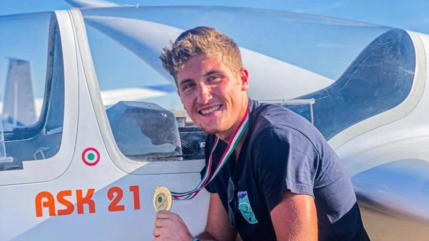 Giacomo Di Napoli è scomparso prematuramente. nel 2022, mentre stava partecipando ad una esercitazione in volo Giacomo Di Napoli è scomparso prematuramente. nel 2022, mentre stava partecipando ad una esercitazione in volo