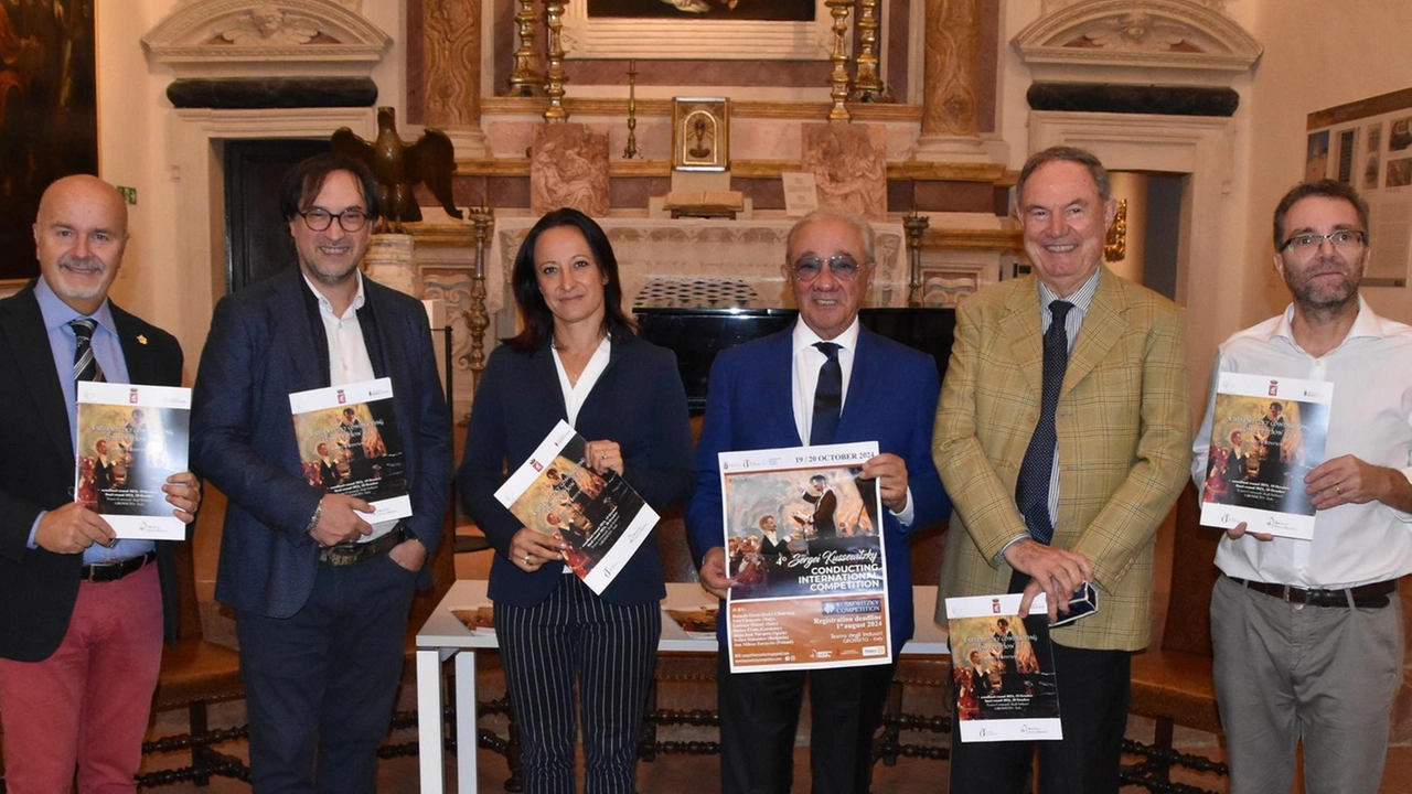 Il concorso internazionale per direttori d'orchestra "Sergey Kussewitzky" a Grosseto vede la partecipazione di novantaquattro giovani provenienti da 36 Paesi. Il vincitore riceverà una borsa di studio e la possibilità di dirigere concerti. Le semifinali si svolgeranno domani, la finale domenica con musiche di Mozart e Beethoven. Il concorso internazionale per direttori d'orchestra "Sergey Kussewitzky" a Grosseto vede la partecipazione di novantaquattro giovani provenienti da 36 Paesi. Il vincitore riceverà una borsa di studio e la possibilità di dirigere concerti. Le semifinali si svolgeranno domani, la finale domenica con musiche di Mozart e Beethoven.