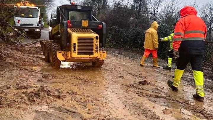 Il governatore: "Pronti a investire sulla linea per soluzione strutturale". Problemi anche sui binari per Borgo. Via Bolognese sempre off limits. Intanto arriva l’sos dalla frazione isolata: "Aiuto, ci manca il respiro". . Il governatore: "Pronti a investire sulla linea per soluzione strutturale". Problemi anche sui binari per Borgo. Via Bolognese sempre off limits. Intanto arriva l’sos dalla frazione isolata: "Aiuto, ci manca il respiro". .