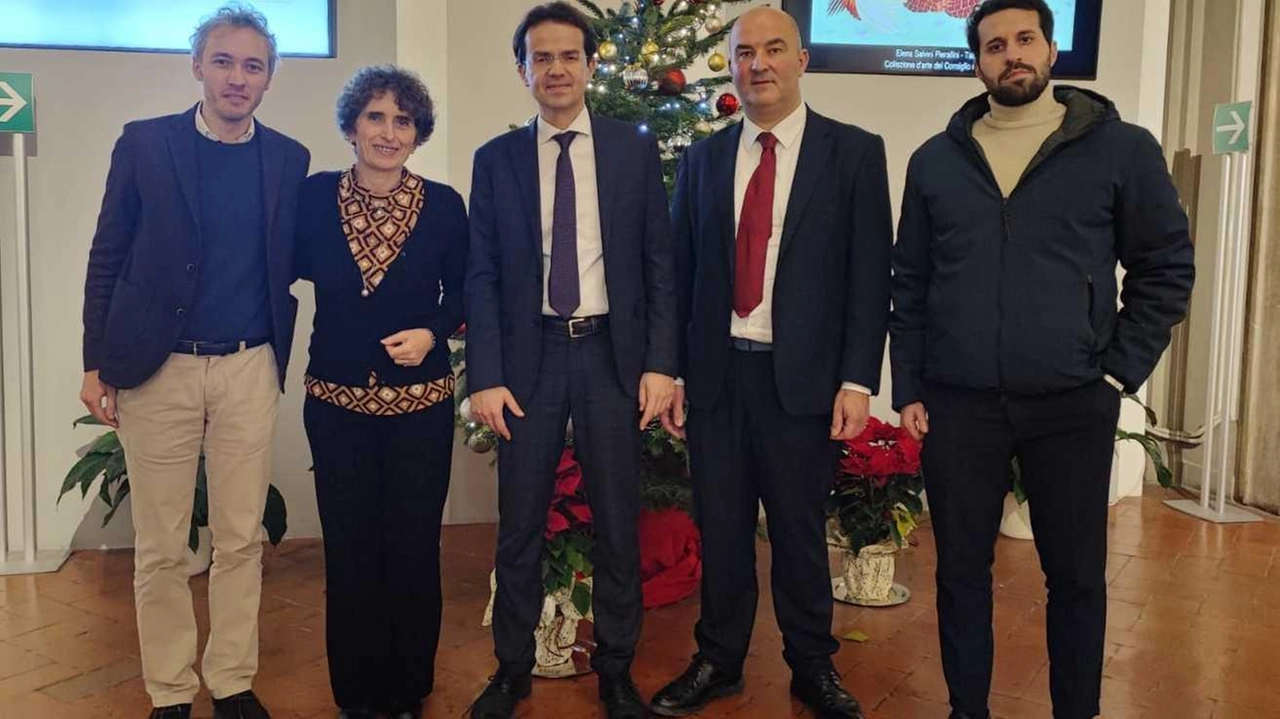 Da sinistra, Leonardo Pierini, Fiammetta Capirossi, Enrico Sostegni, Cristiano Benucci e Vito Andrea Cuscito. Continua la battaglia in Chianti per avere l’ambulanza con medico Da sinistra, Leonardo Pierini, Fiammetta Capirossi, Enrico Sostegni, Cristiano Benucci e Vito Andrea Cuscito. Continua la battaglia in Chianti per avere l’ambulanza con medico