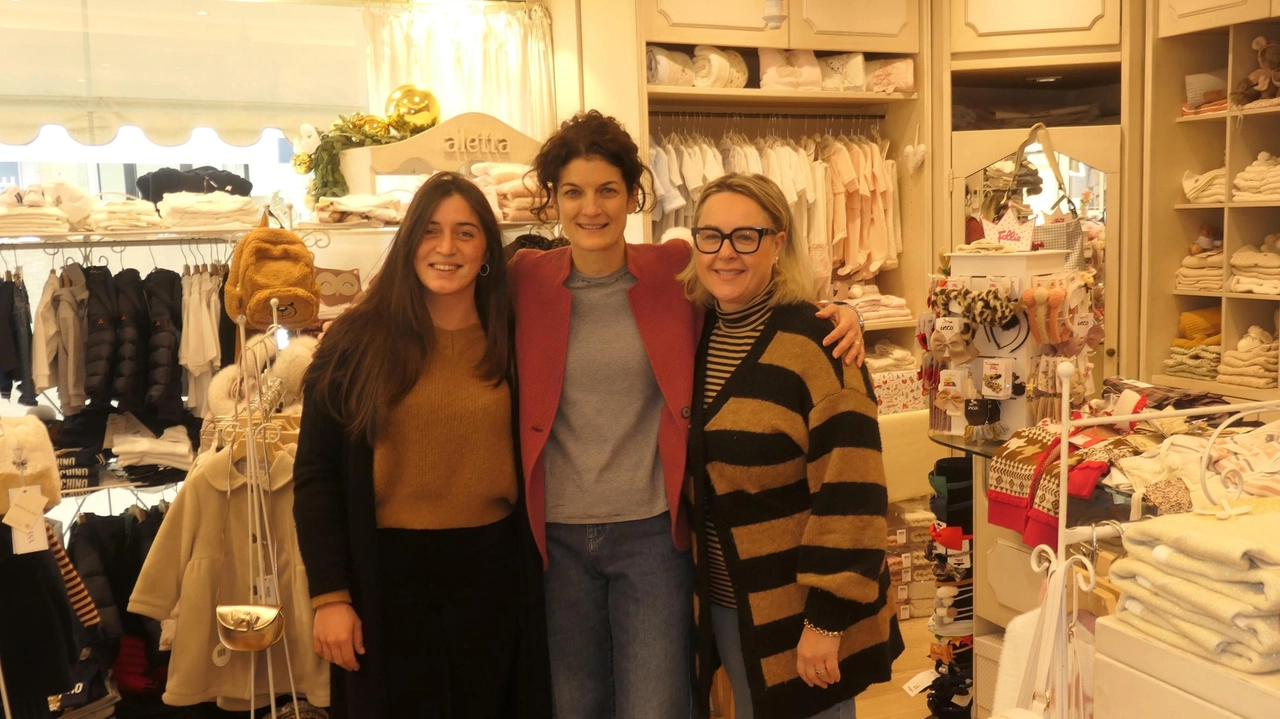 Al centro Anna Nuti, titolare della Cicogna insieme alle sue due commesse, Noemi e Silvia Al centro Anna Nuti, titolare della Cicogna insieme alle sue due commesse, Noemi e Silvia