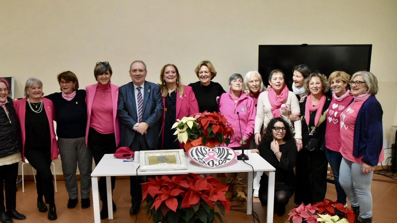 Un momento dell’assegnazione del «Premio al Volontariato» a ‘Insieme in Rosa’ Un momento dell’assegnazione del «Premio al Volontariato» a ‘Insieme in Rosa’