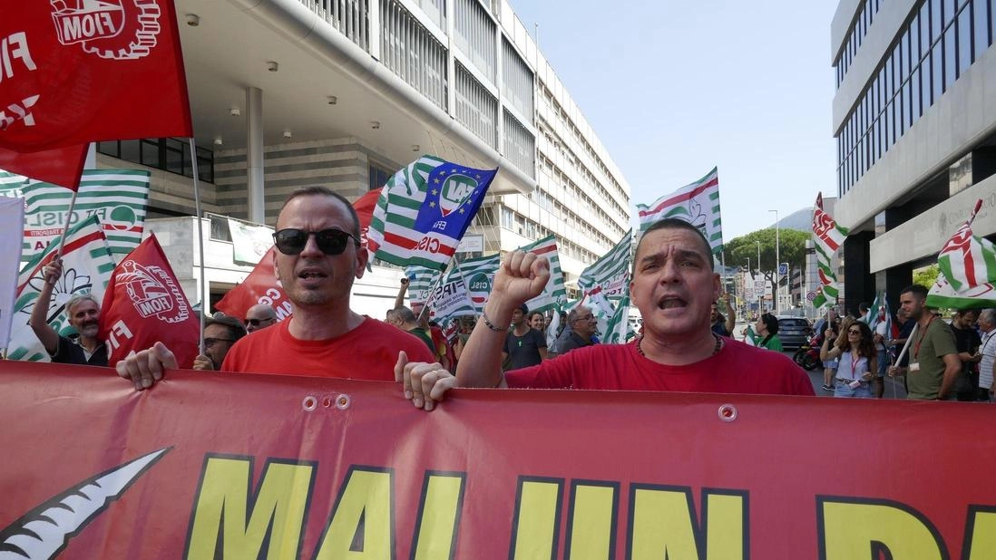 La manifestazione di sindacati e lavoratori dopo lo stop agli accordi territoriali da parte di Ctn. Bugetti: "La concertazione non manchi mai". Angelini (Fiom Cgil): "Perdiamo una mensilità". . La manifestazione di sindacati e lavoratori dopo lo stop agli accordi territoriali da parte di Ctn. Bugetti: "La concertazione non manchi mai". Angelini (Fiom Cgil): "Perdiamo una mensilità". .