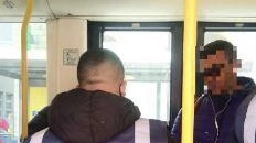 Attenzione ai falsi abbonamenti Nella foto d’archivio, un controllore in servizio su un autobus di Autolinee Toscane Attenzione ai falsi abbonamenti Nella foto d’archivio, un controllore in servizio su un autobus di Autolinee Toscane