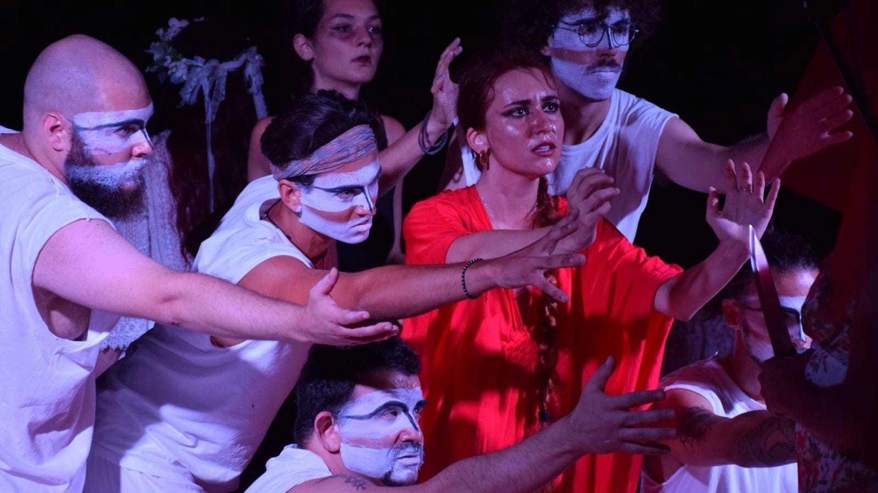 Appuntamento venerdì sera al Garibaldi. Lo spettacolo di Marconi prosegue la linea estetica del precedente show ’Le Baccanti’ Appuntamento venerdì sera al Garibaldi. Lo spettacolo di Marconi prosegue la linea estetica del precedente show ’Le Baccanti’