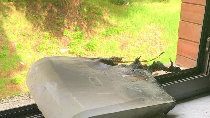 I resti del dispenser. a cui è stato dato fuoco ieri intorno alle 11 nel bagno delle femmine. al primo piano Dopo mezzogiorno 200 studenti a casa I resti del dispenser. a cui è stato dato fuoco ieri intorno alle 11 nel bagno delle femmine. al primo piano Dopo mezzogiorno 200 studenti a casa