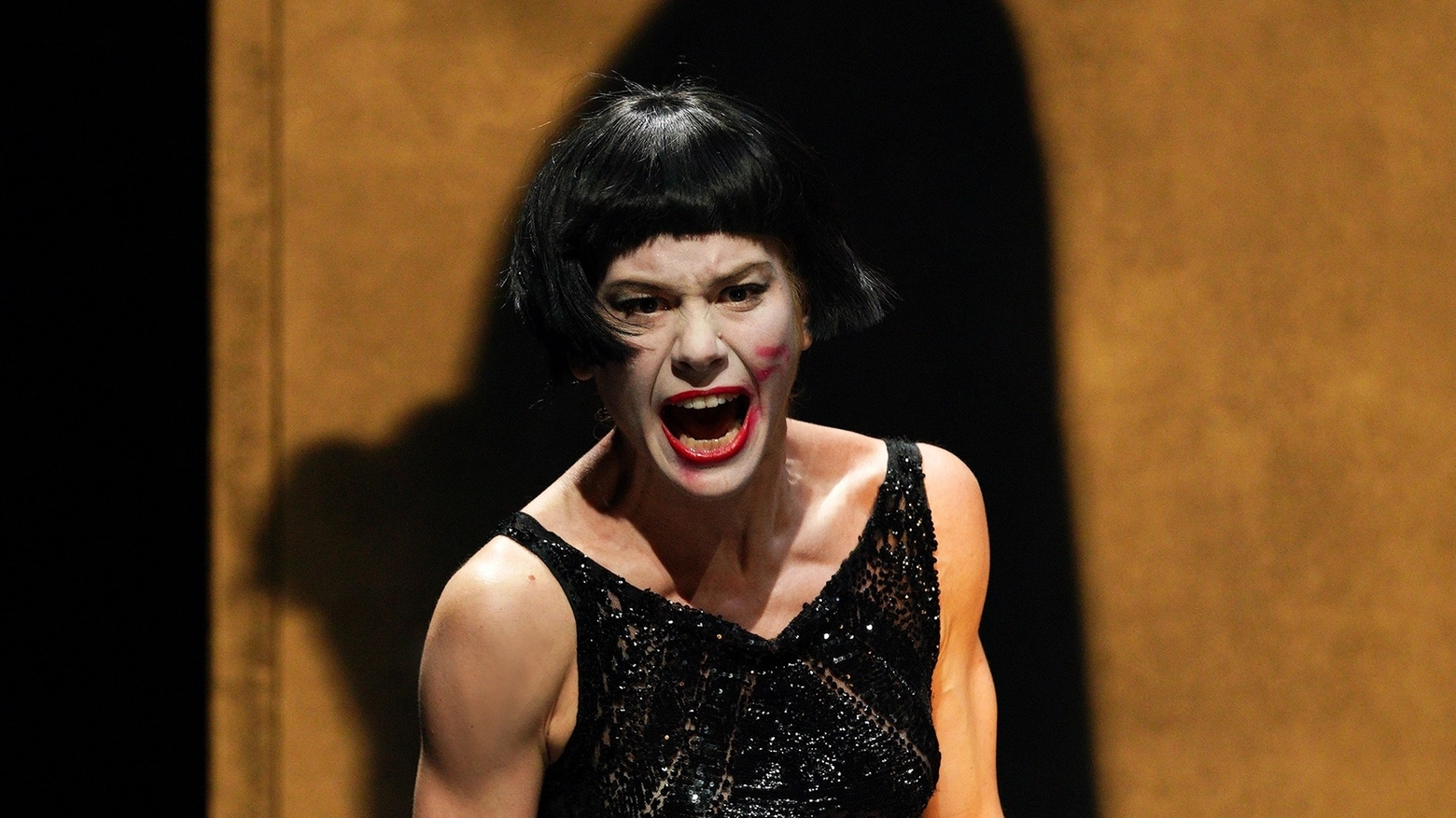 Lucia Lavia interpreta "Come tu mi vuoi” di Pirandello al Teatro Garibaldi