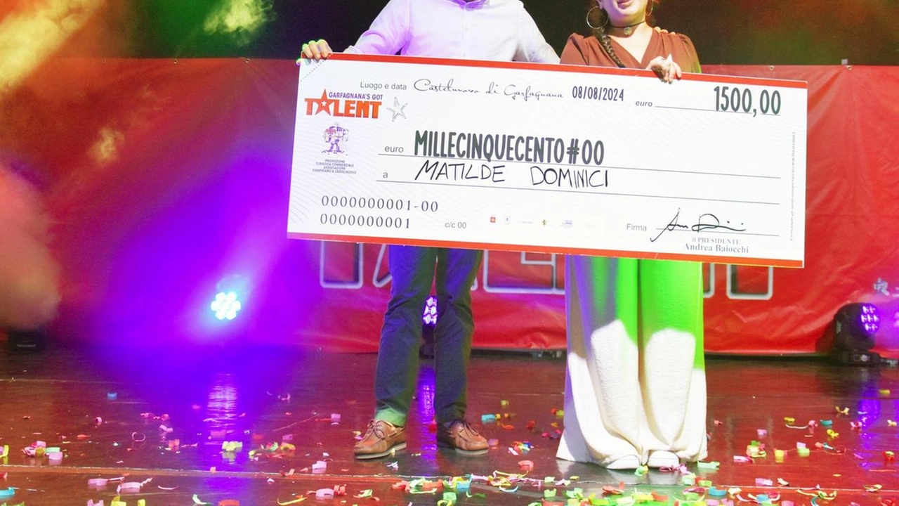 La vincitrice della scorsa edizione del Garfagnana’s Got Talent premiata sul palco dal presidente dell’Associazione Compriamo a Castlenuovo, Andrea Baiocchi