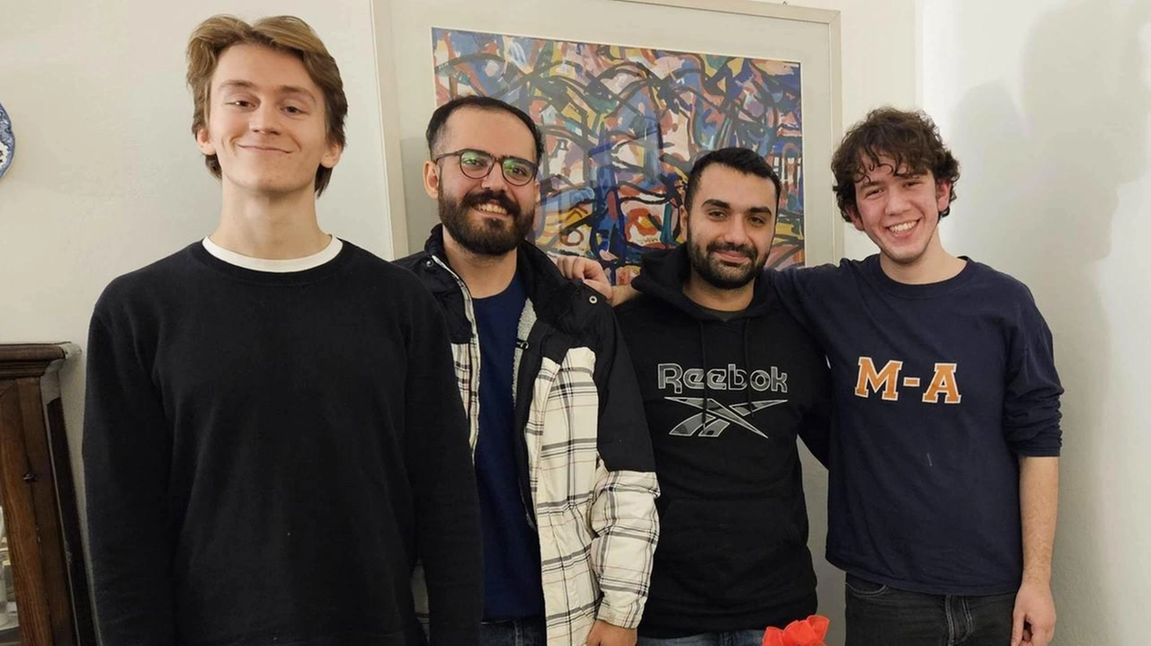 Andrea Lancia con i suoi amici l’ortodosso Igor e i musulmani Kasra e Arvin Andrea Lancia con i suoi amici l’ortodosso Igor e i musulmani Kasra e Arvin