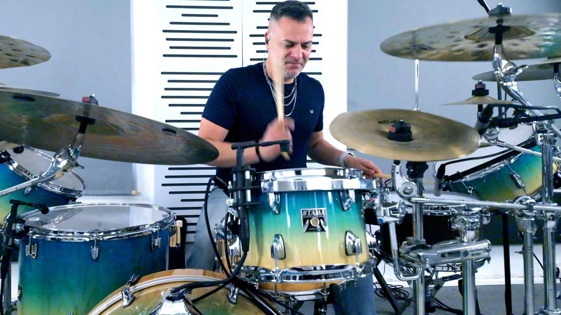 Jonhatan Tenerini con la sua band stasera presenta il suo disco «Noisy Shadows» Jonhatan Tenerini con la sua band stasera presenta il suo disco «Noisy Shadows»
