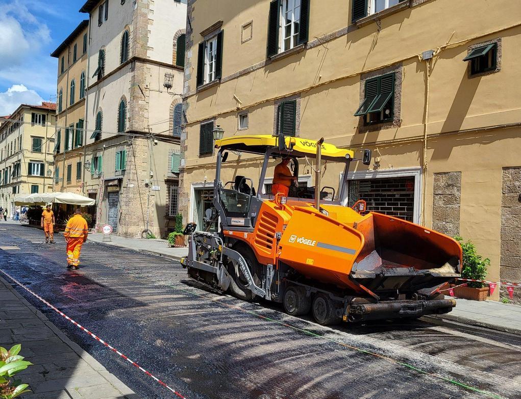 https://www.lanazione.it/image-service/view/acePublic/alias/contentid/ZmUwMzMzNDUtZmYyYy00/0/nuove-asfaltature-in-citta-i-divieti-di-sosta-e-transito.jpeg