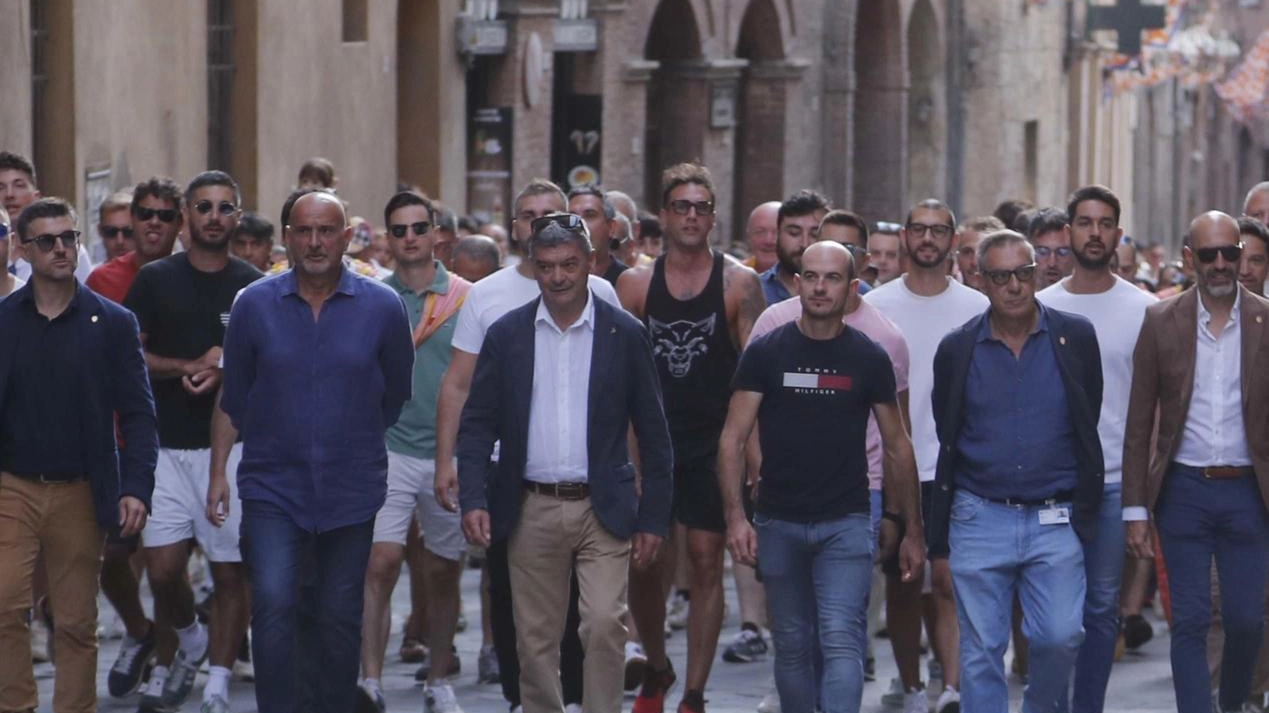 Parlano i tre tenenti, insieme a Farnetani, che hanno vinto il Palio dell’Assunta. Mannini la new entry, Pieri memoria storica, Ceccarelli l’appassionato di cavalli. Parlano i tre tenenti, insieme a Farnetani, che hanno vinto il Palio dell’Assunta. Mannini la new entry, Pieri memoria storica, Ceccarelli l’appassionato di cavalli.