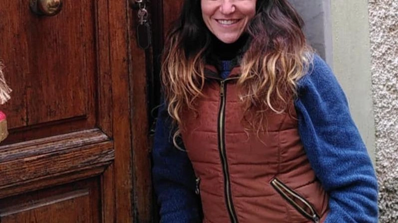 Donatella Balloni davanti alla sede della ‘3D Puzzle Apuan Alps’ nel borgo di Antona Donatella Balloni davanti alla sede della ‘3D Puzzle Apuan Alps’ nel borgo di Antona
